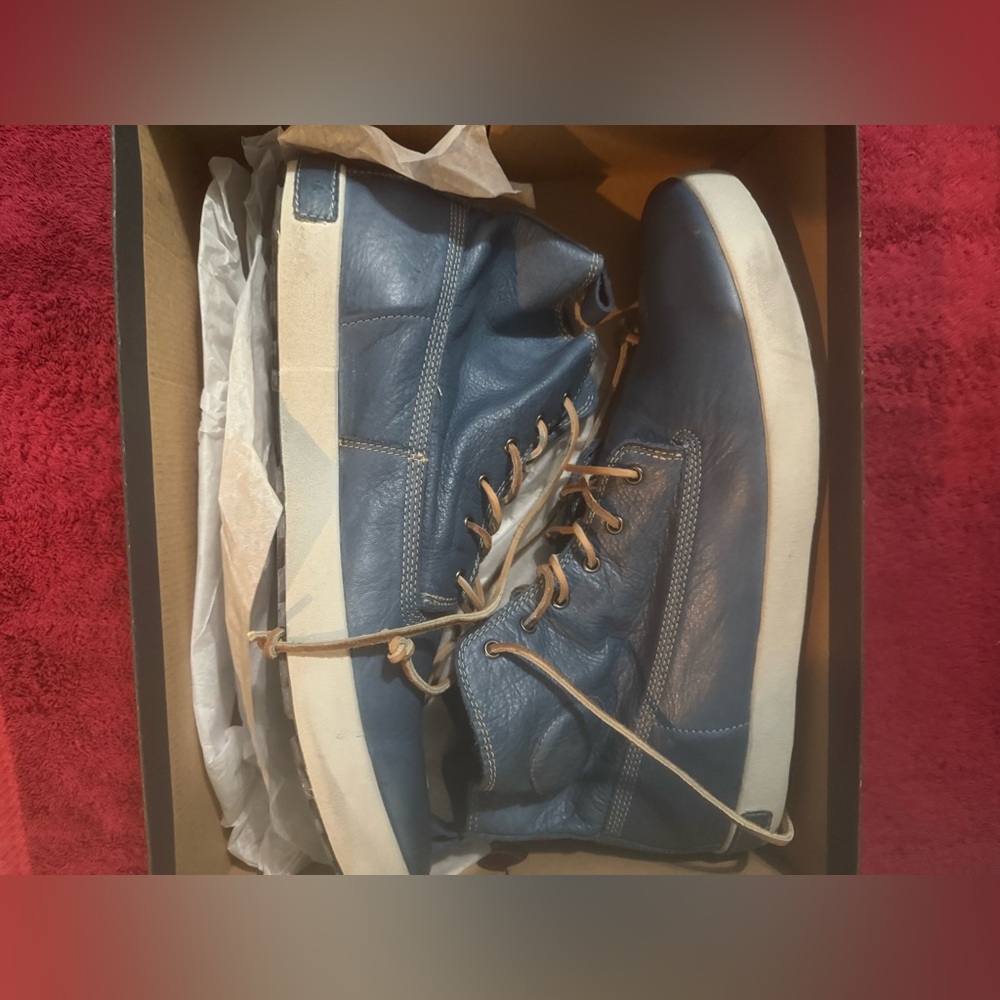 Blackstone Blue and White Sneakers with Classic Design